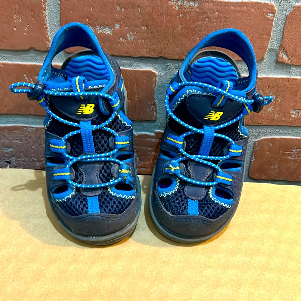 New Balance toddler boys water shoes size US 19,EU 26 equiv., to 9 toddler
